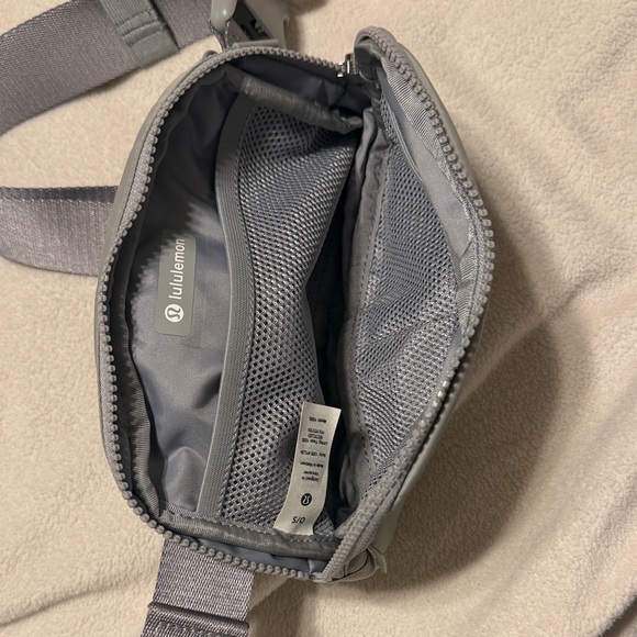 lululemon athletica everywhere belt bag - Picture 3 of 3